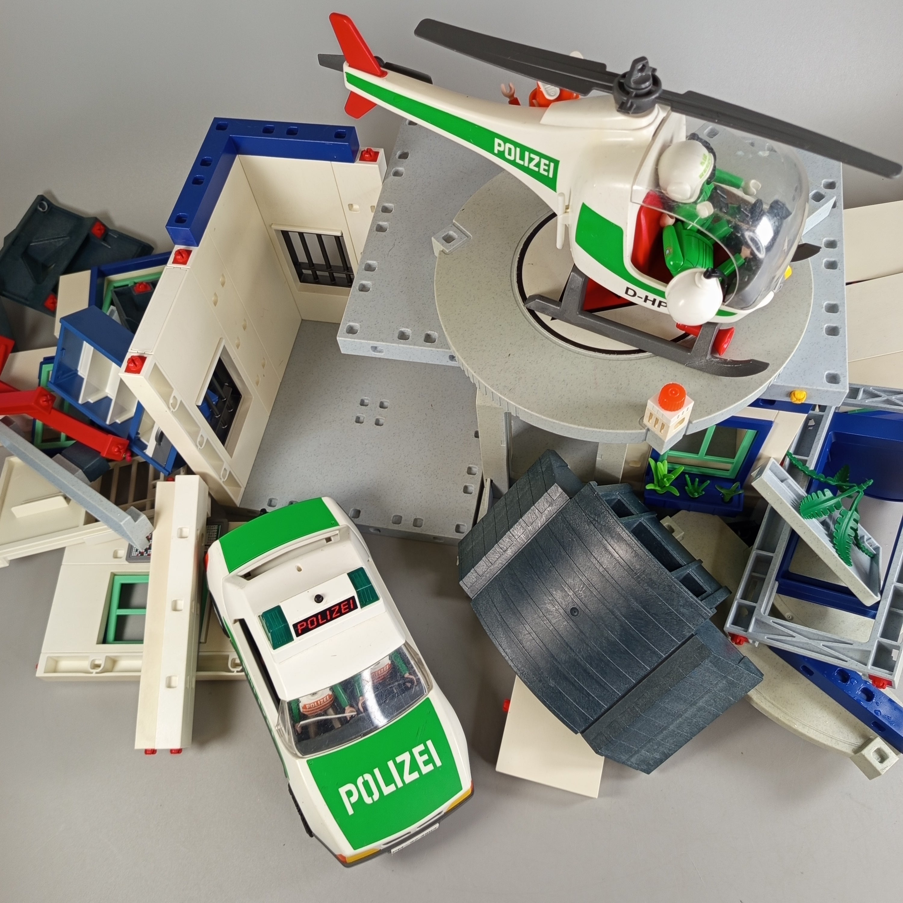 Playmobil Polizeistation Konvolut – mit Fahrzeugen & 23 Figuren